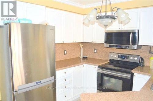 641 Macbeth Heights, Mississauga, ON - Indoor Photo Showing Kitchen