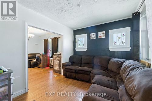 20 Barrington Avenue, London North (North N), ON - Indoor Photo Showing Living Room