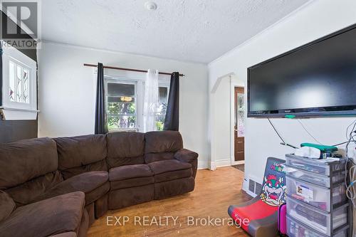 20 Barrington Avenue, London North (North N), ON - Indoor Photo Showing Living Room