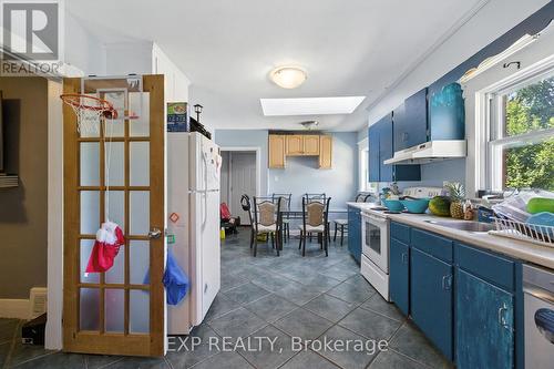 20 Barrington Avenue, London North (North N), ON - Indoor Photo Showing Kitchen