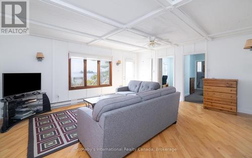1-1076 Birch Point Road, Gravenhurst (Muskoka (S)), ON - Indoor Photo Showing Living Room