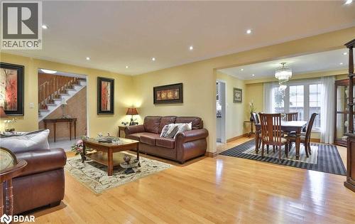 2100 Waycross Crescent, Mississauga, ON - Indoor Photo Showing Living Room