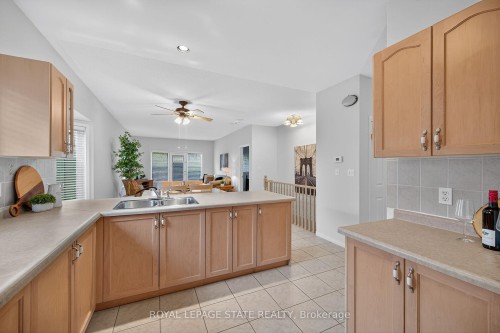 33-213 Nash Road S, Hamilton, ON - Indoor Photo Showing Kitchen With Double Sink