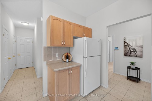 33-213 Nash Road S, Hamilton, ON - Indoor Photo Showing Kitchen