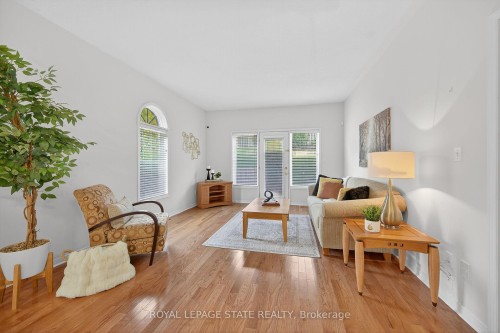 33-213 Nash Road S, Hamilton, ON - Indoor Photo Showing Living Room