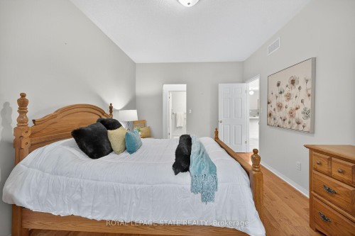 33-213 Nash Road S, Hamilton, ON - Indoor Photo Showing Bedroom