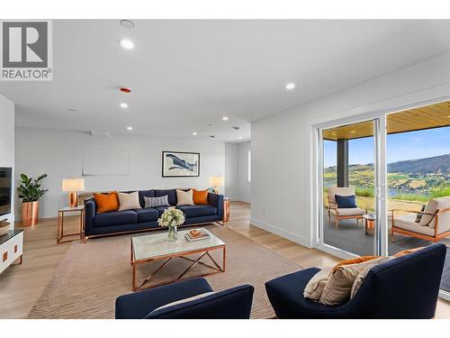 8928 Tavistock Road, Vernon, BC - Indoor Photo Showing Living Room
