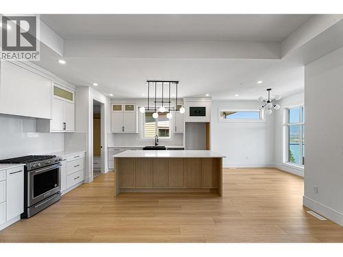 8928 Tavistock Road, Vernon, BC - Indoor Photo Showing Kitchen With Upgraded Kitchen