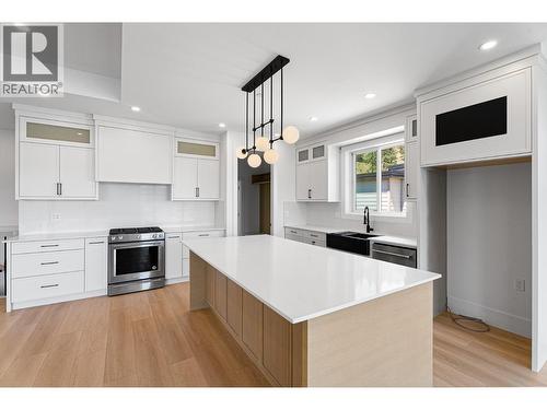 8928 Tavistock Road, Vernon, BC - Indoor Photo Showing Kitchen With Upgraded Kitchen