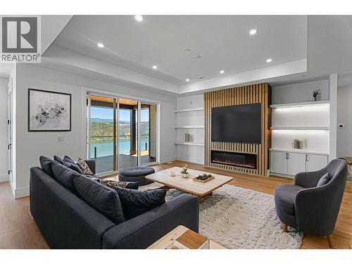 8928 Tavistock Road, Vernon, BC - Indoor Photo Showing Living Room