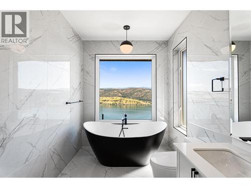 8928 Tavistock Road, Vernon, BC - Indoor Photo Showing Bathroom