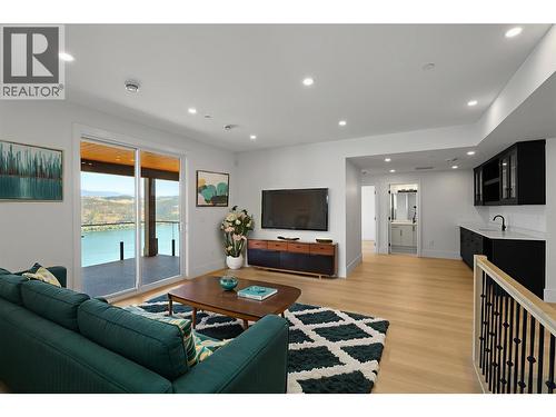 8928 Tavistock Road, Vernon, BC - Indoor Photo Showing Living Room