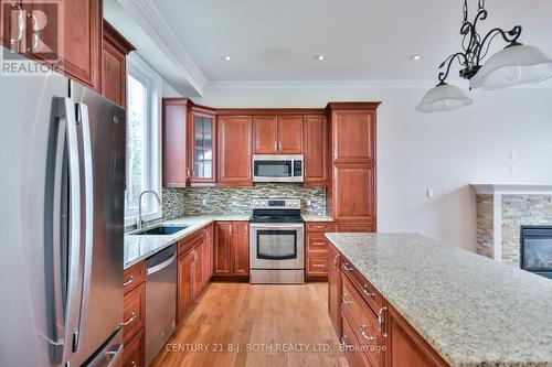 16 Gray Lane, Barrie, ON - Indoor Photo Showing Kitchen With Upgraded Kitchen