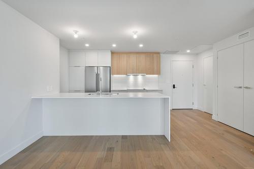 Cuisine - 205-3665 Av. Jean-Béraud, Laval (Chomedey), QC - Indoor Photo Showing Kitchen