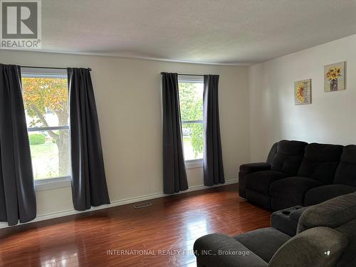 130 Sekura Crescent, Cambridge, ON - Indoor Photo Showing Living Room