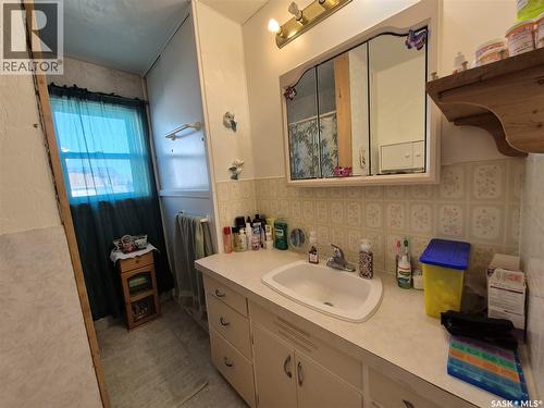 500 2Nd Avenue E, Kyle, SK - Indoor Photo Showing Bathroom