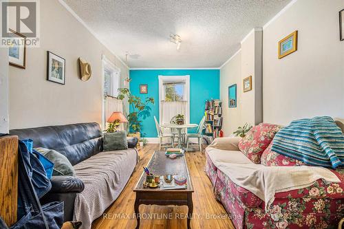 17 Mill Street, Perth, ON - Indoor Photo Showing Living Room