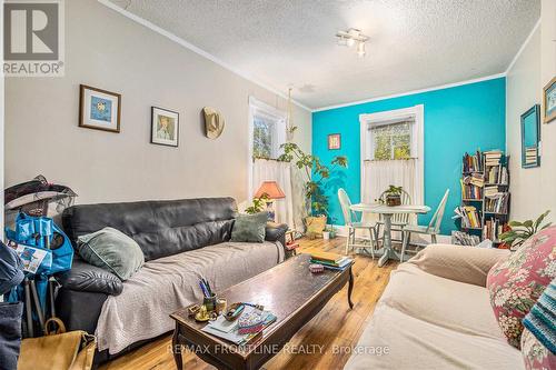 17 Mill Street, Perth, ON - Indoor Photo Showing Living Room