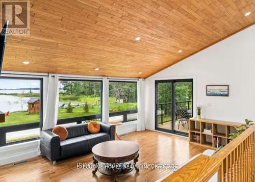 39 Long Point Road, Tay, ON - Indoor Photo Showing Living Room
