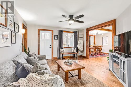 209009 26 Highway, Blue Mountains, ON - Indoor Photo Showing Living Room