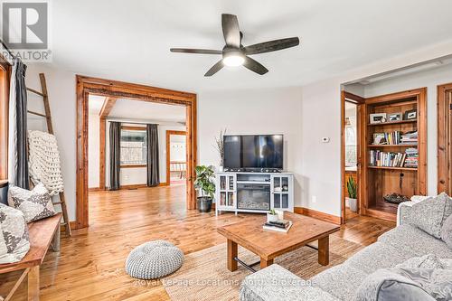 209009 26 Highway, Blue Mountains, ON - Indoor Photo Showing Living Room
