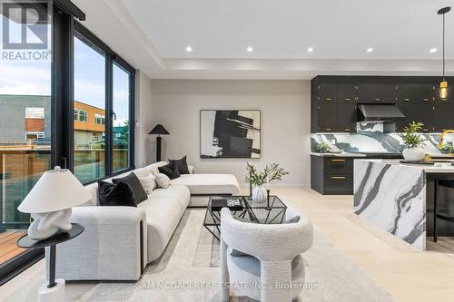 1090 Ella Avenue, Mississauga, ON - Indoor Photo Showing Living Room