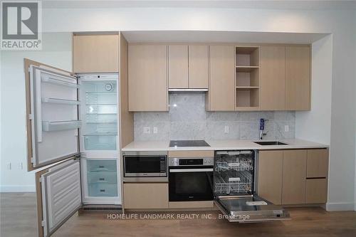 1015 - 95 Mcmahon Drive, Toronto, ON - Indoor Photo Showing Kitchen