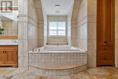 2025 Heartwood Court, Mississauga, ON - Indoor Photo Showing Bathroom
