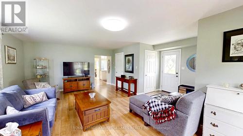 31410 Lake Ridge Road, Georgina (Pefferlaw), ON - Indoor Photo Showing Living Room