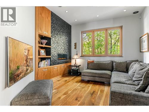 5308 Lakeshore Road, Kelowna, BC - Indoor Photo Showing Living Room With Fireplace