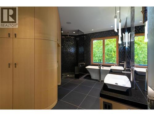 5308 Lakeshore Road, Kelowna, BC - Indoor