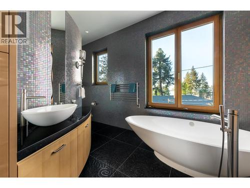 5308 Lakeshore Road, Kelowna, BC - Indoor Photo Showing Bathroom