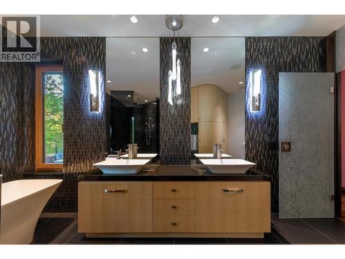 5308 Lakeshore Road, Kelowna, BC - Indoor Photo Showing Bathroom