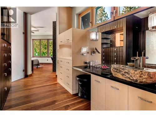 5308 Lakeshore Road, Kelowna, BC - Indoor