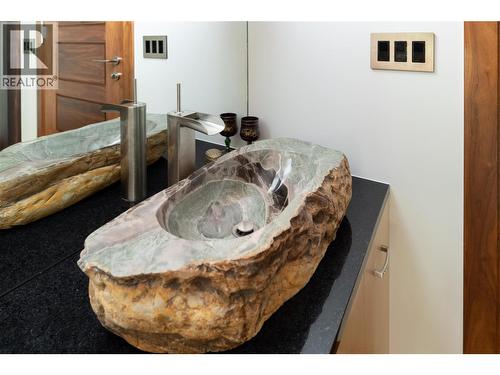 5308 Lakeshore Road, Kelowna, BC - Indoor