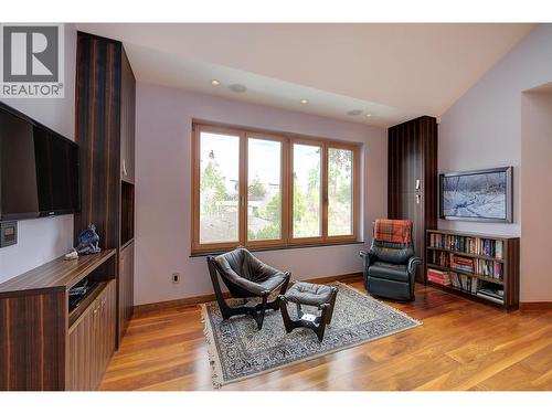 5308 Lakeshore Road, Kelowna, BC - Indoor