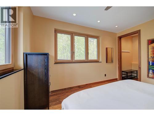 5308 Lakeshore Road, Kelowna, BC - Indoor Photo Showing Bedroom