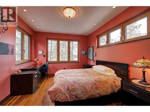 5308 Lakeshore Road, Kelowna, BC - Indoor Photo Showing Bedroom