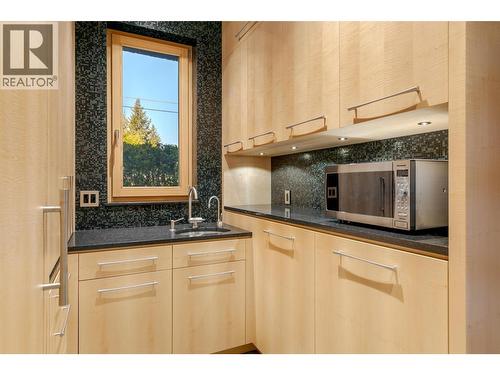 5308 Lakeshore Road, Kelowna, BC - Indoor Photo Showing Kitchen