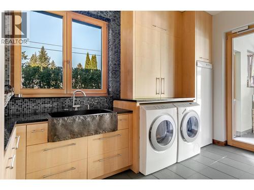 5308 Lakeshore Road, Kelowna, BC - Indoor Photo Showing Laundry Room