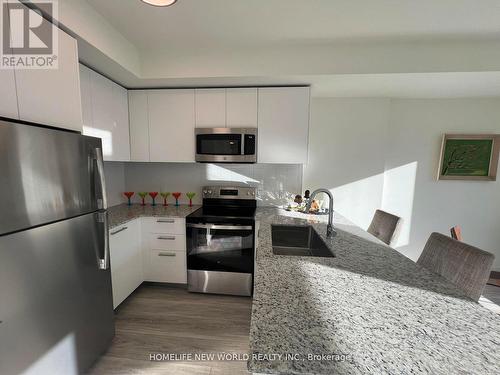 306 - 101 Cathedral High Street, Markham, ON - Indoor Photo Showing Kitchen