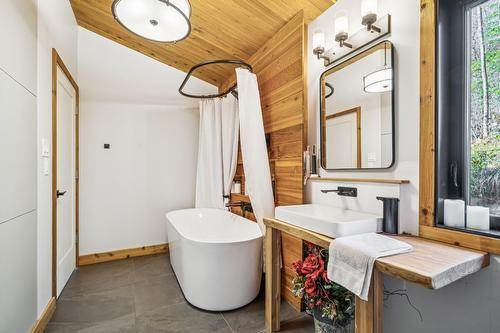 Salle de bains - 48 Ch. Richard-Tapp, Lachute, QC - Indoor Photo Showing Bathroom