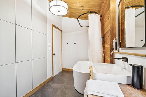 Salle de bains - 48 Ch. Richard-Tapp, Lachute, QC - Indoor Photo Showing Bathroom