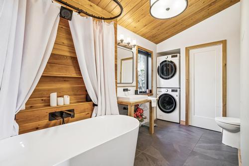 Salle de bains - 48 Ch. Richard-Tapp, Lachute, QC - Indoor Photo Showing Laundry Room