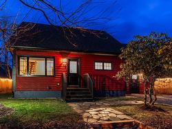 78 Lawrence St  Lunenburg, NS B0J 2C0