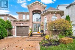 62 QUEEN MARY DRIVE  Brampton, ON L7A 2K3
