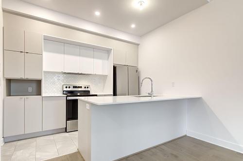 Cuisine - 117-5265 Rue Mackenzie, Montréal (Côte-Des-Neiges/Notre-Dame-De-Grâce), QC - Indoor Photo Showing Kitchen With Upgraded Kitchen