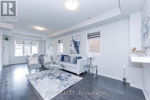 10 Lowes Hill Circle, Caledon, ON - Indoor Photo Showing Living Room