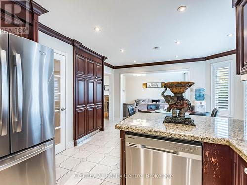 3349 Loyalist Drive, Mississauga, ON - Indoor Photo Showing Kitchen With Upgraded Kitchen