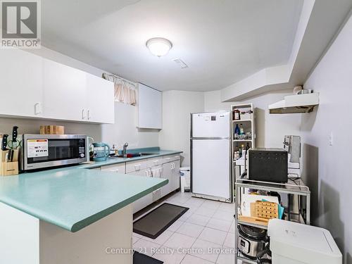 3349 Loyalist Drive, Mississauga, ON - Indoor Photo Showing Kitchen